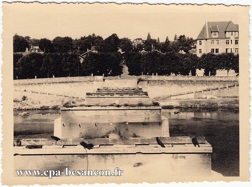 BESANÇON - Le pont Canot détruit en 1944. D'abord détruit en juin 1940, puis reconstruit en bois sous l'Occupation, et enfin incendié en septembre 1944 par les Allemands pour ralentir la progression des Alliés.